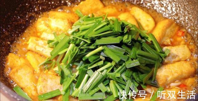 豆腐里打2个鸡蛋，简单一炒，老公孩子最喜欢，每次上桌都吃光光