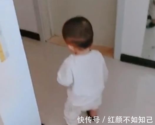 爸爸|宝宝困了要自己睡觉,爸爸跟着回房,看完服气:丈母娘厉害