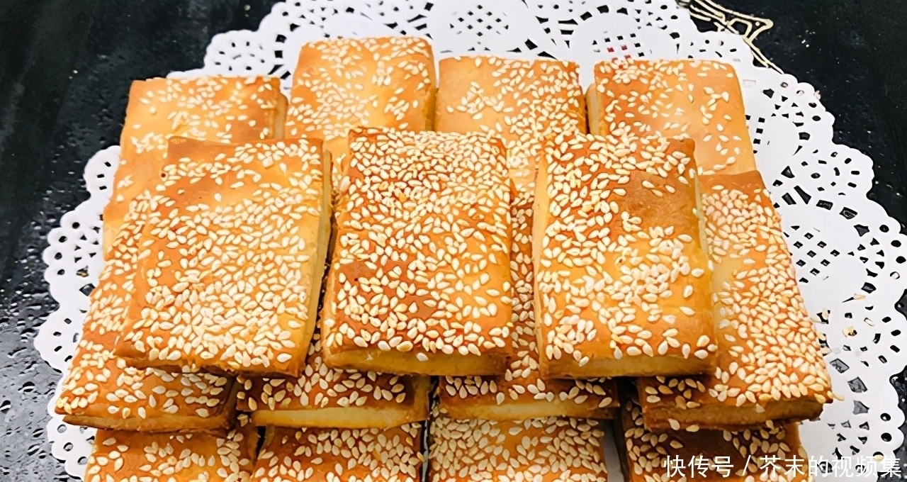 面粉做的小零食，芝麻脆饼，酥香多层，满口留香，喜欢吃的来收藏
