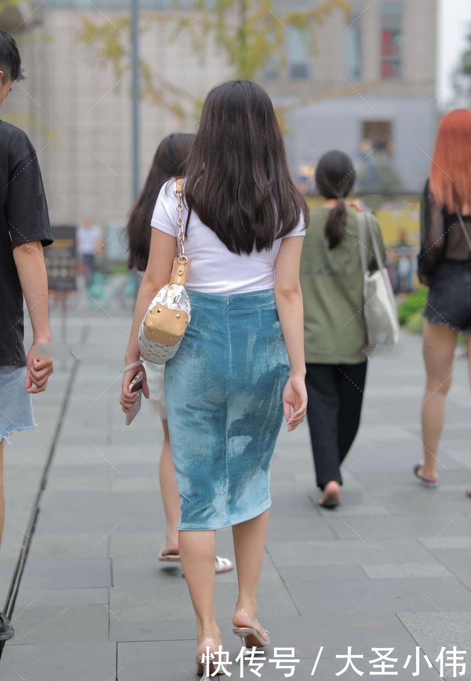 小姐姐|美女街拍:气质这东西太玄学了,有的小姐姐,走路就是好看,性感的自信小妹