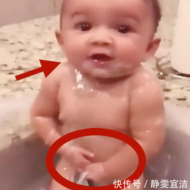 宝宝|宝宝洗澡时有人闯入，宝宝赶紧捂住下身，网友：一副萌萌的样子
