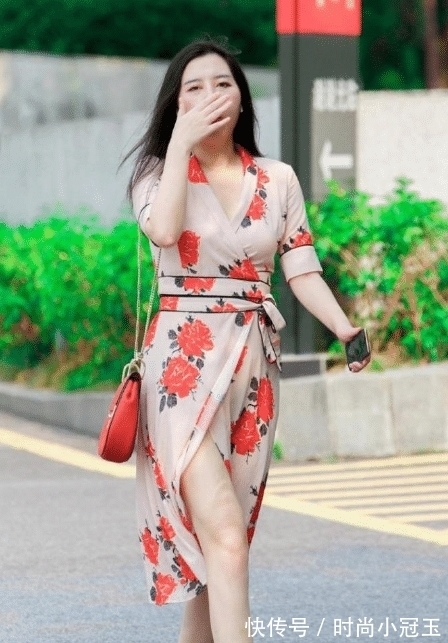 收腰 收腰开叉连衣裙,精致大方,更显美丽芳华