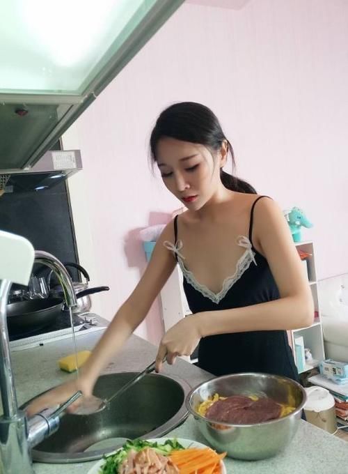 美厨娘 吊带裙美厨娘,尽显时尚动人的美,时尚气质满分!