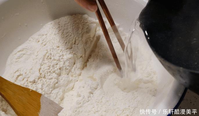 和面|烙饼怎么做才又软又筋道和面时用对水，烙饼放凉都不硬，有嚼劲