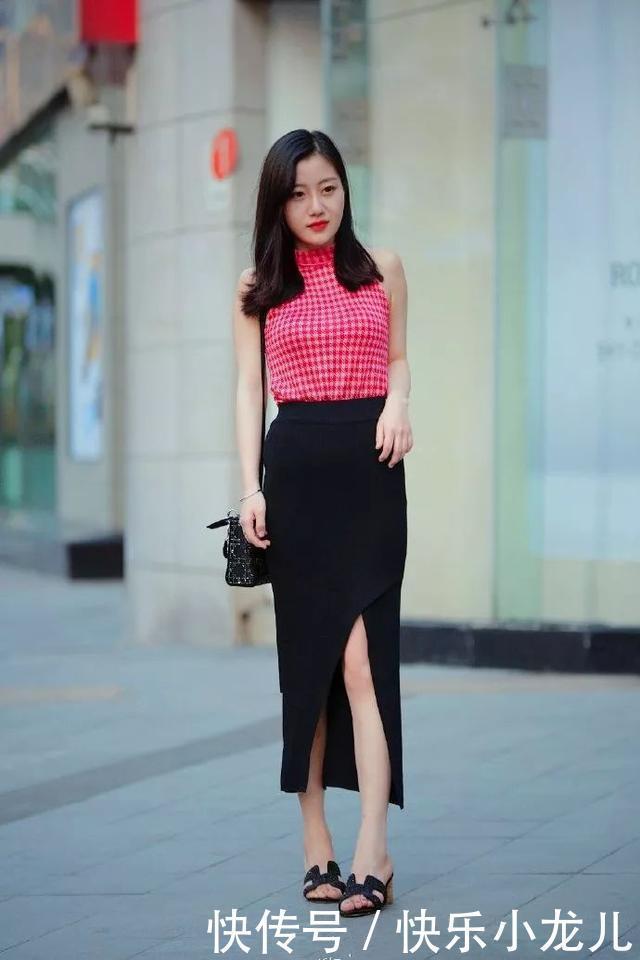 街拍美女一条高腰开衩的半身裙搭配一双高跟鞋,别具韵味
