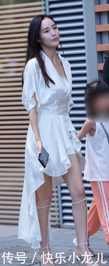 连衣|街拍穿连衣短裙的仙女,后面的小哥不顾女友吃醋也要欣赏