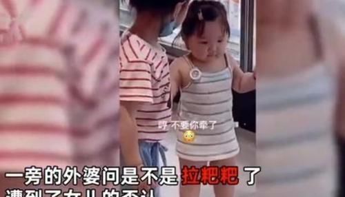 站立|逛超市时，2岁女儿突然站立不动，下一秒举动让众人笑翻