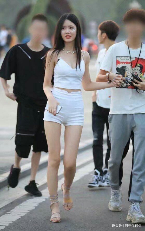 高贵美丽的白色牛仔短裤美女，妙湾气质的曲线美清新动人