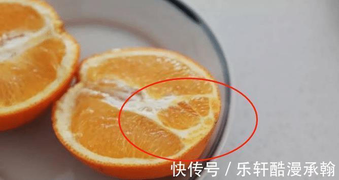 买橙子看一个明显位置，放心挑到肉多香甜的橙子，分享技巧快来看
