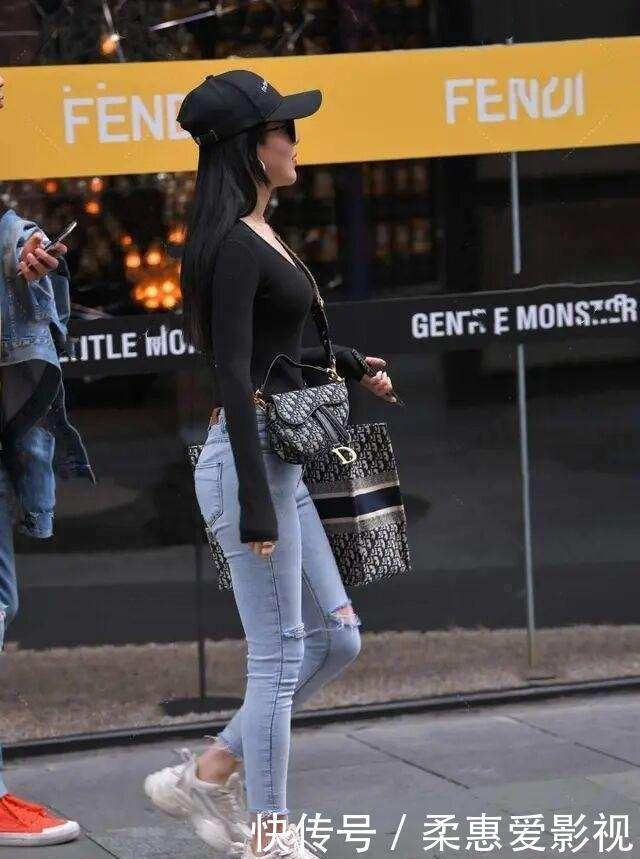 牛仔|透视低胸上衣搭配牛仔低腰打底裤，清爽色调，有一种复古感