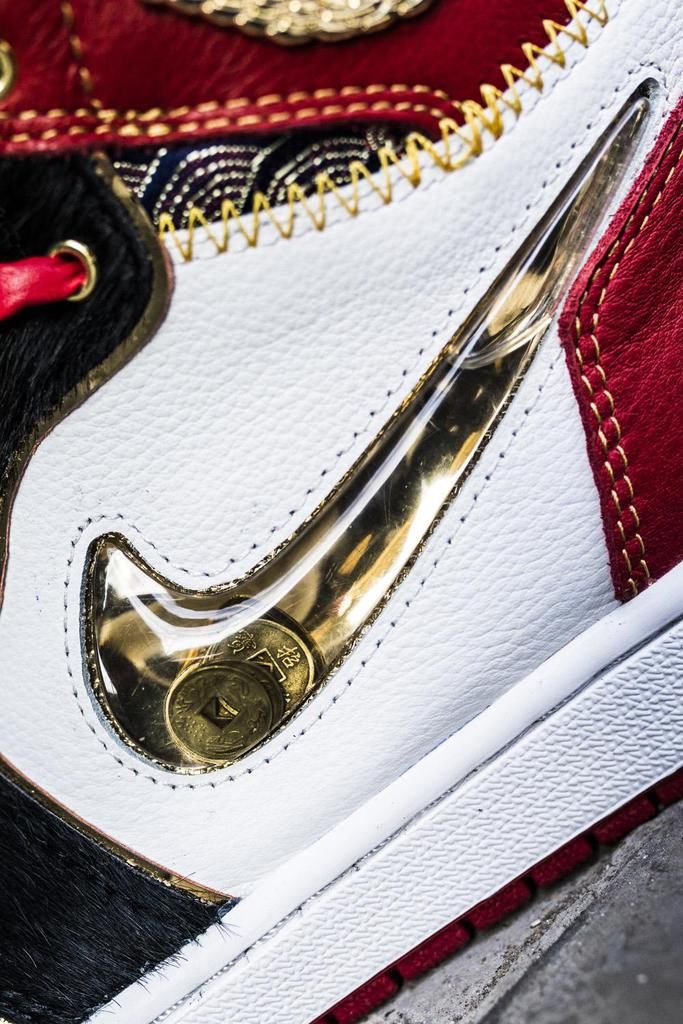 AJ1 钩子里灌水新玩法“牛转钱坤”，限量仅 88 套！