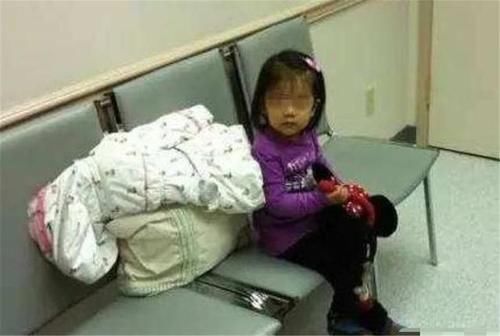 产房|宝妈凌晨生二胎,5岁女儿独自在产房外守候,护士询问后潸然泪下