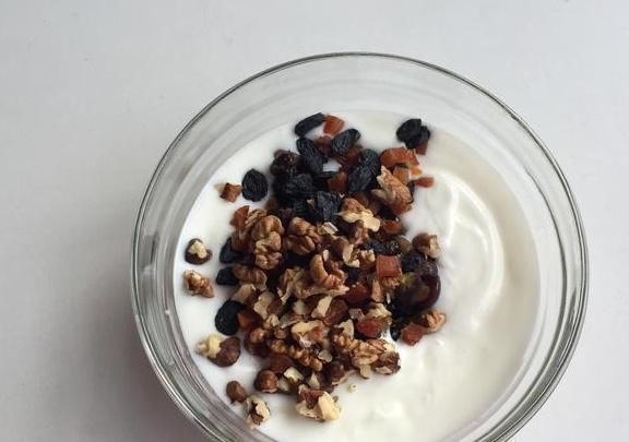 黑葡萄干|三伏天就爱这口清凉，有酸奶就能做，不用锅不用煮，搅拌2下就好