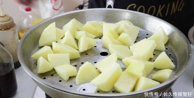 土豆这样做太好吃了，招待亲朋来一盘，比吃肉还受欢迎，先收藏了