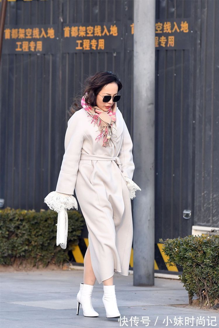 牛仔裤 街拍:美女搭配高腰牛仔裤,白色的尖头高跟短靴,更显身材高挑!