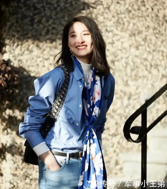 优雅 真正有品位的女人,都喜欢把丝巾作为穿搭的重点,优雅又高级