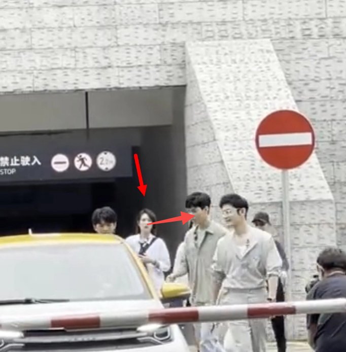 丁真|《中餐厅5》再曝路透，谁注意姚安娜看龚俊的眼神了？不怕被骂吗