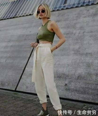 搭配 白色+绿色,这样搭配才优雅高级,让你看起来尽显气质,赶紧get