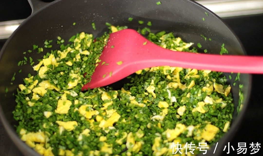 油炸|想吃春卷太容易,不揉面不油炸,简单快手就是一锅,当早餐一级棒