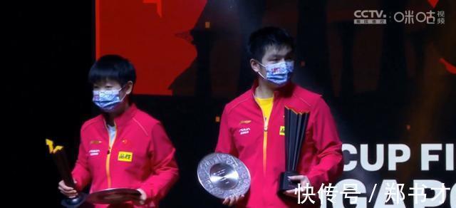 |搞笑一对!国乒冠军樊振东和孙颖莎登上领奖台,不知所措相视一笑