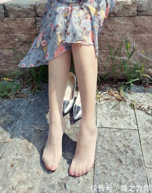 丝袜 白皙长腿遇上丝袜高跟鞋,每一步都凸显职业女神范