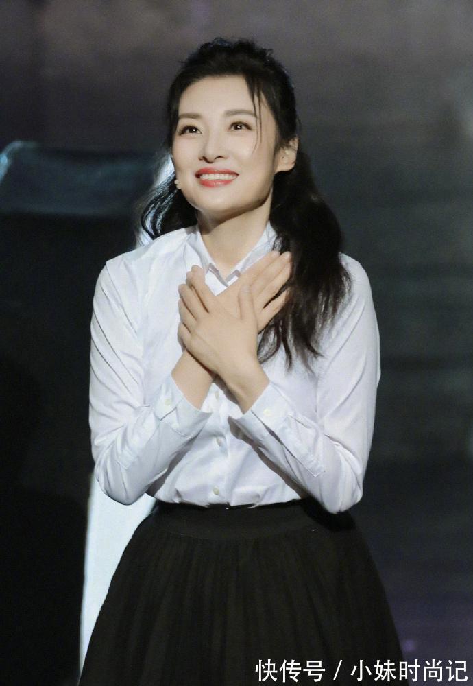 黑衬衫|52岁周涛状态太能打,白衬衫配黑纱裙优雅甜美,比年轻女孩还迷人