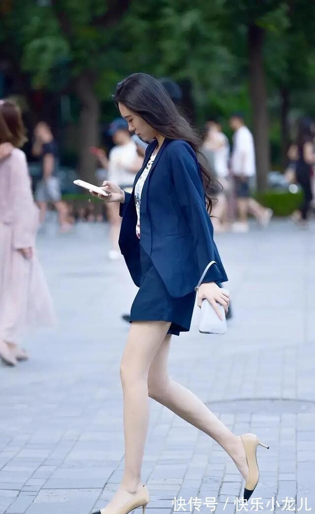 丝袜 清秀可人的瑜伽裤美女,换上了富有设计感的裙型,笑容甜美