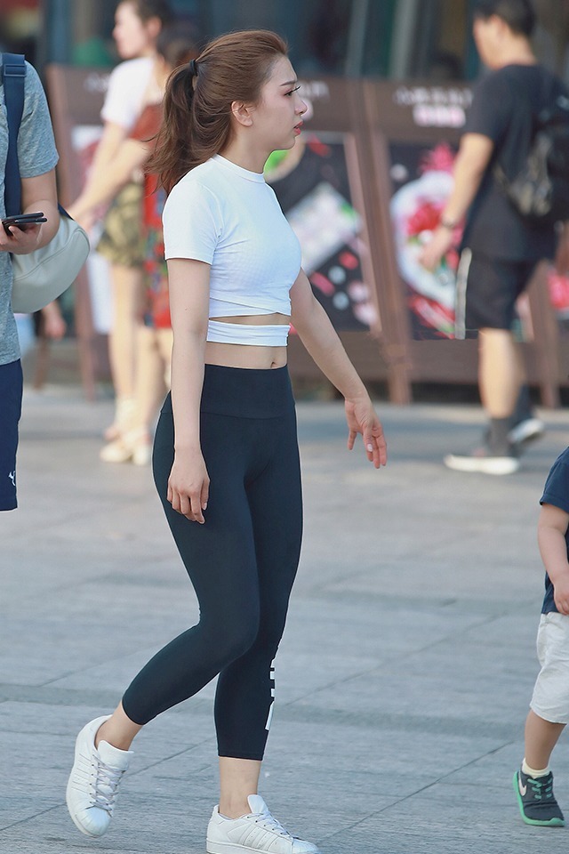 体现|街拍性感傲人的紧身打底裤美女,体现出高挑的身材!