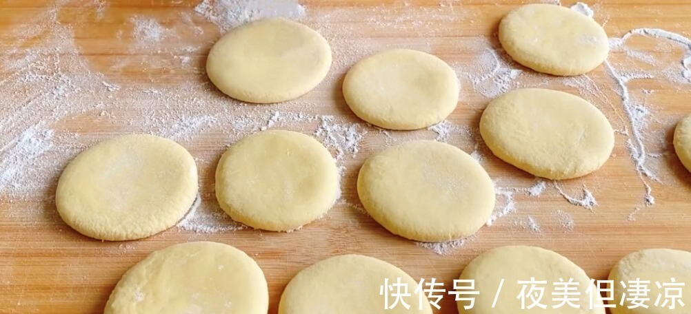 酵母粉|玉米面百吃不厌的做法，加1盒酸奶，柔软细腻香甜，全家人都爱吃