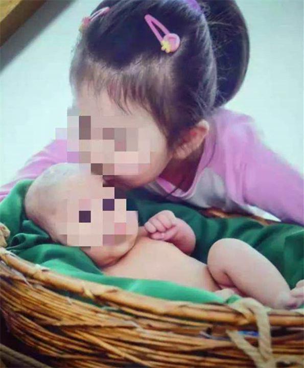 母亲|4岁女孩没照顾好弟弟,遭暴躁母亲打骂,生前只留下2个字抱抱