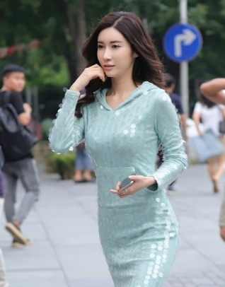 亮片|蓝色亮片裙重出江湖,修身效果极佳,二十岁也能穿出轻熟风