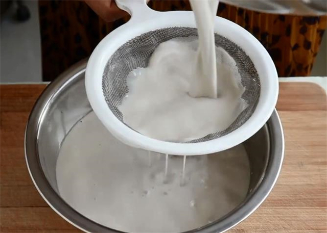 教你在家轻松制作凉粉，掌握好淀粉和水的比例，做出来才筋道好吃