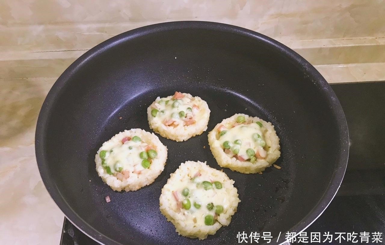 剩米饭别炒着吃了,加1个鸡蛋搅一搅,又酥又嫩,百吃不厌