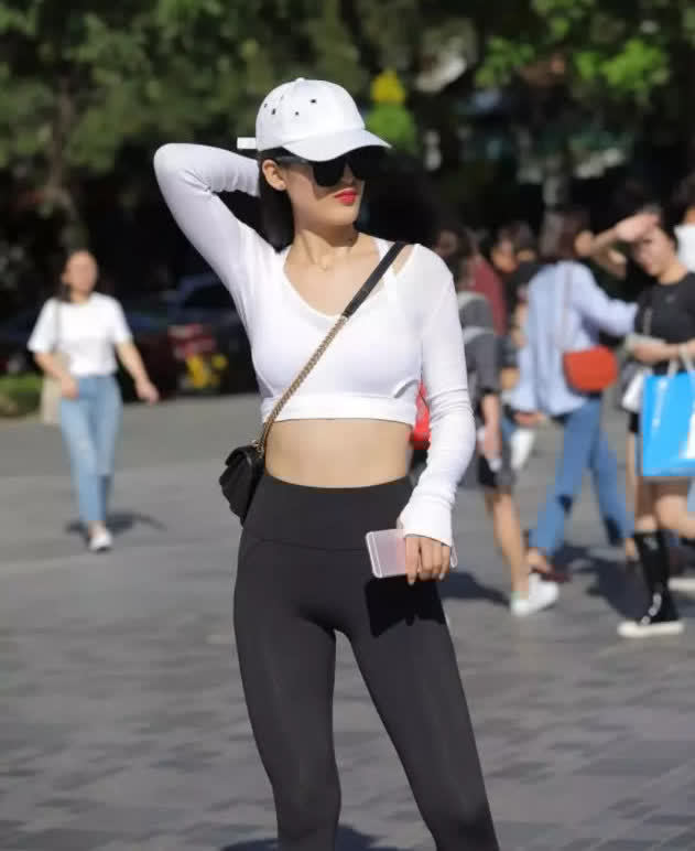 街拍:黑色短丝袜搭配豹纹外套,小姐姐时尚新潮,很有魅力