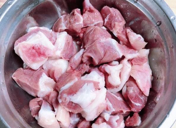 炖羊肉汤有窍门，别直接下锅炖，多做两步，肉嫩汤鲜，无膻味