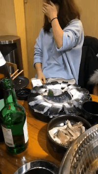 |搞笑GIF段子:哥们,你这车的动力不错,在参加比赛吗?