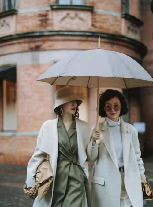 ?中年女性如何把“大衣”穿洋气？学三木妈这样穿，年轻显高级