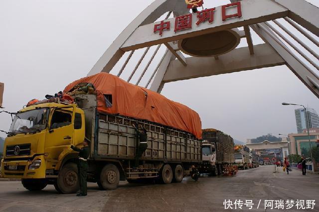 中国|滞销水果被拒收！二话不说当场倾倒，网友：扔自己国家去，别扔这