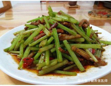 芹菜|女性不想满脸皱纹,可以坚持吃3种食物,补充营养,有益健康!