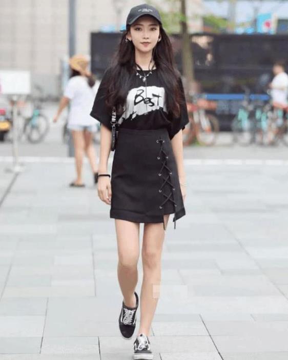 穿搭真|街拍:穿黑色蕾丝裙的美女,成熟有韵味,撩发的姿势洒脱大气