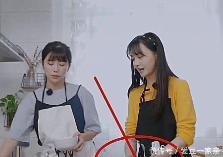 到郑爽|给孩子做饭时,谁会注意她手上的衣服安全意识