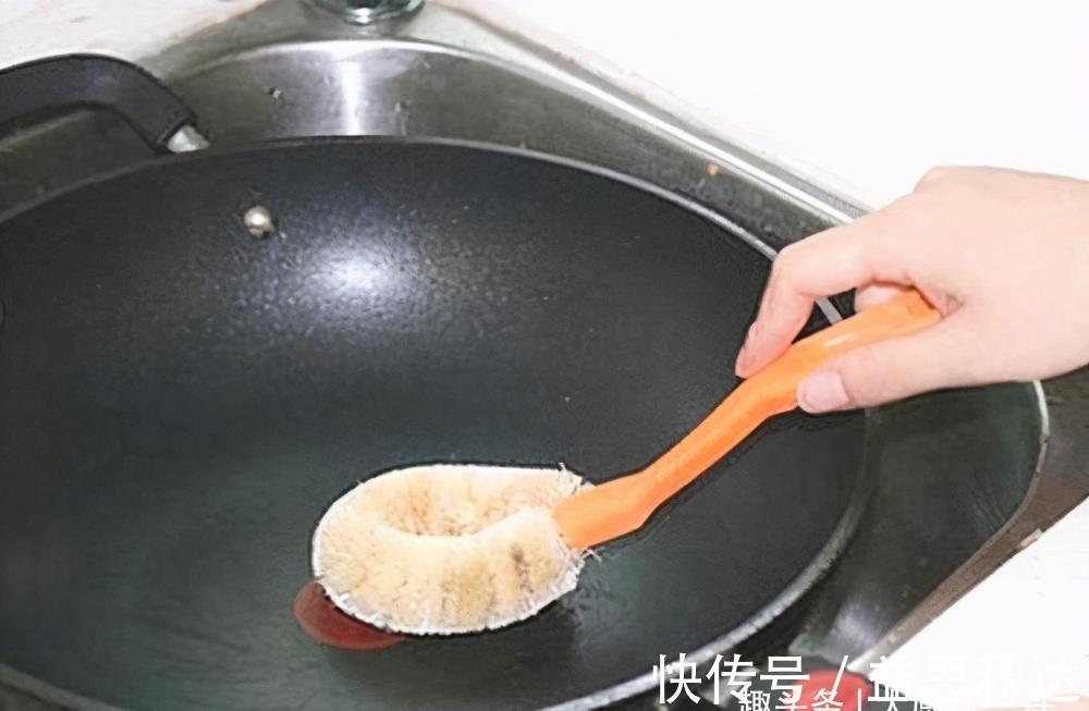 家里铁锅用久了,油污洗不掉?大厨教你一招,铁锅油污轻松去除