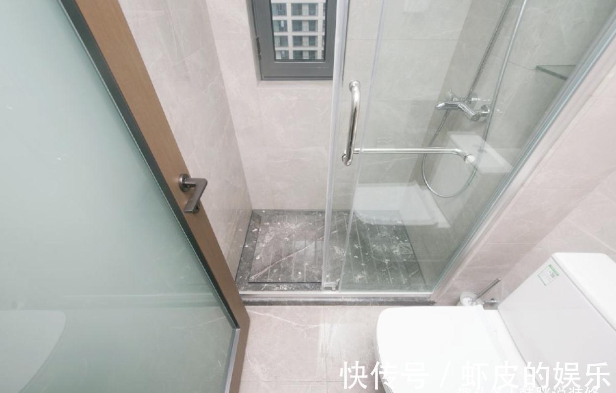 卧室|140㎡坚持穷装,光秃秃的大白墙,不做任何收纳,省钱到了极致