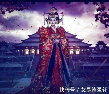 长袍@古代美女穿的长袍那么长,托在地上走不怕脏吗?里面大有文章