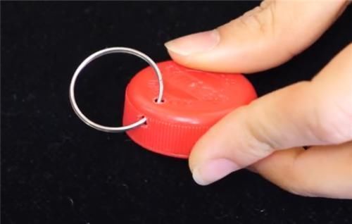妙用|把两个塑料瓶盖粘在一起，挂在裤子上，全家人抢着用，太棒了