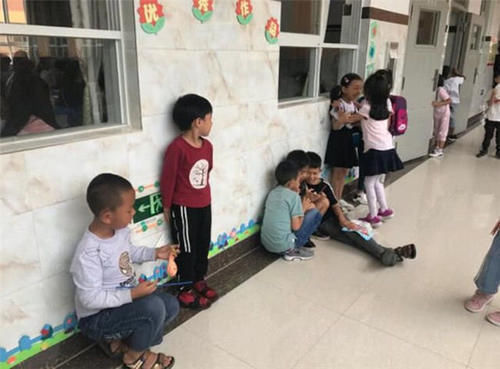 小棉袄|8岁男孩从来不在学校上厕所,受到同学嘲笑,掀开衣服后惹人心疼