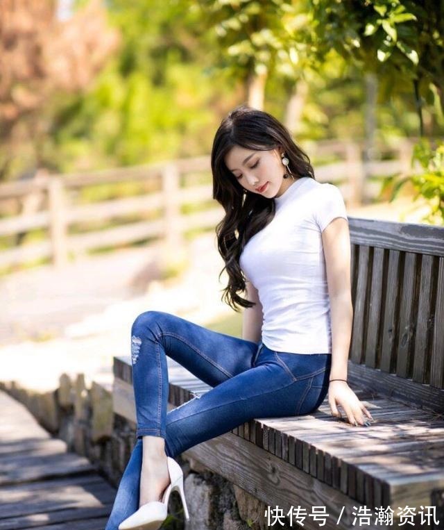 苗条|不要太时髦!紧身短袖+牛仔裤,做个温柔又野性的女人