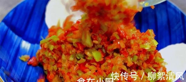 把黄豆倒入滚烫的油锅中,这做法第一次见,出锅就成一道传统美食!