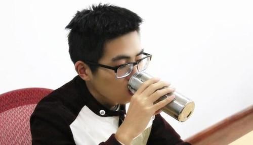 总是便秘的人,吃香蕉并不管用,坚持4件事,或能一拉到底