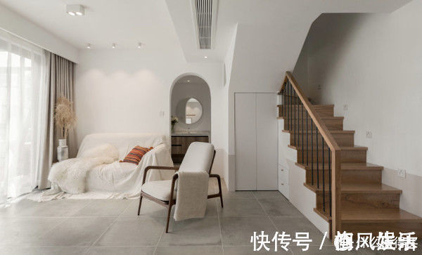 墙面|这对夫妻很有远见,买下120平复式小楼,客厅开阔还有双储物间